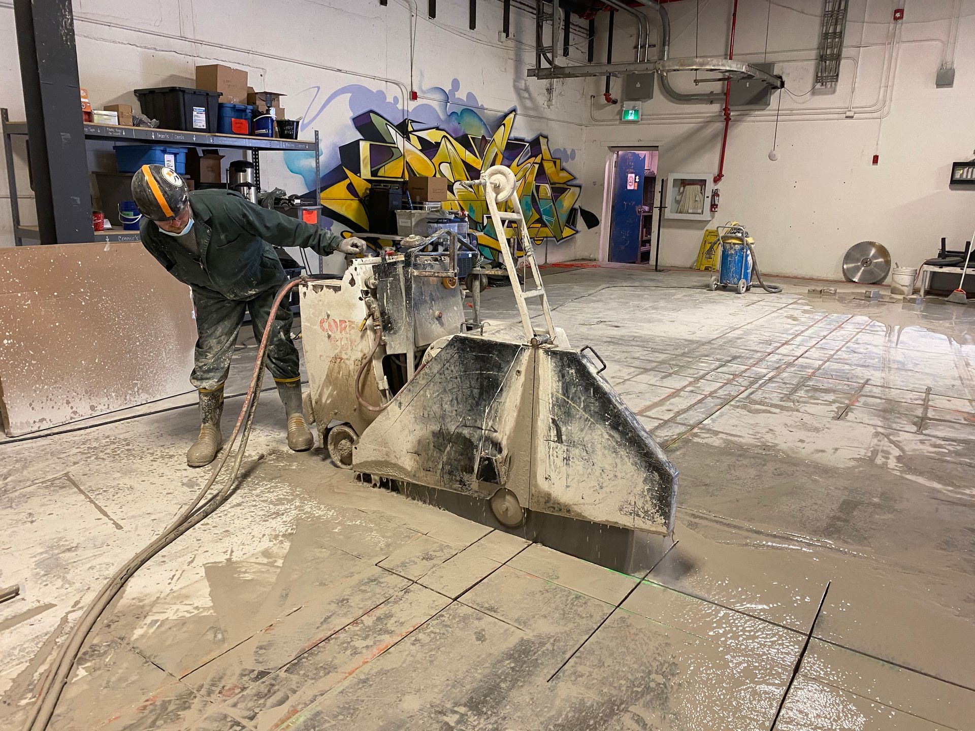 worker  sawing floor with sawing machine