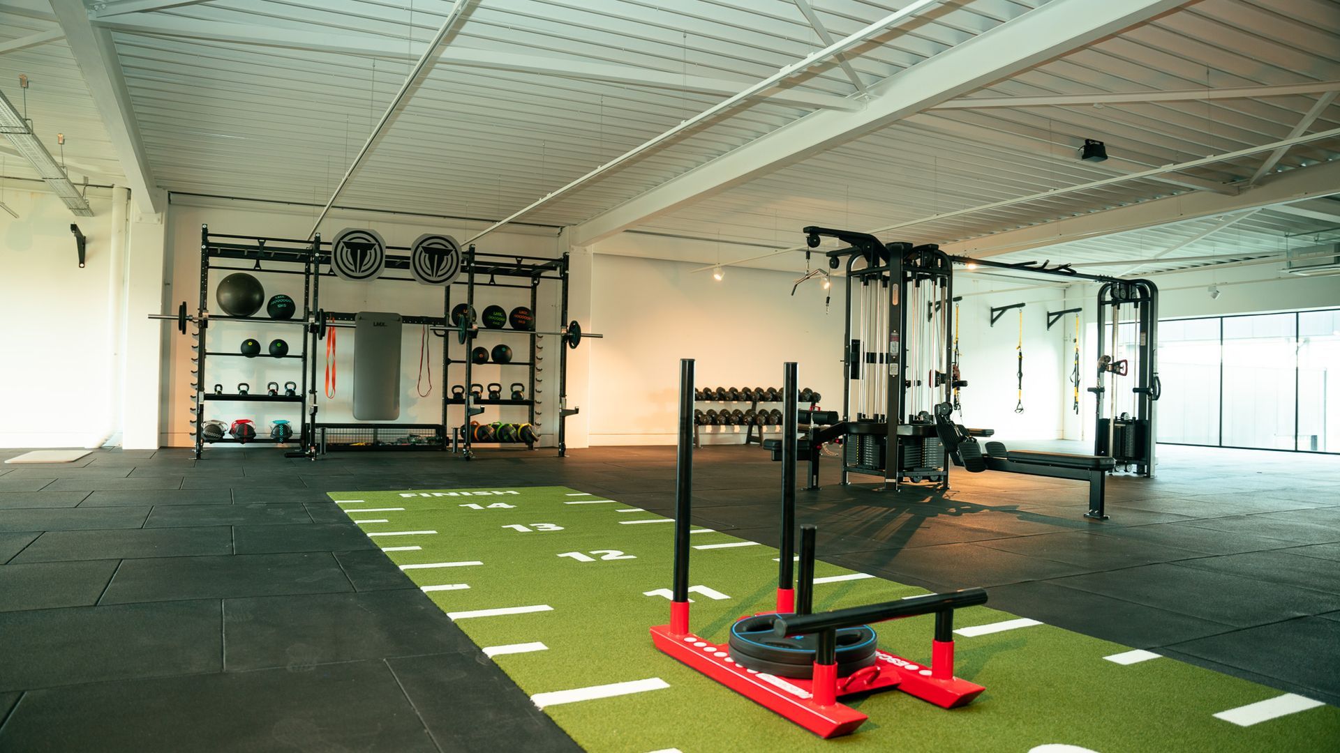Er staat een slee in het midden van de gymzaal.