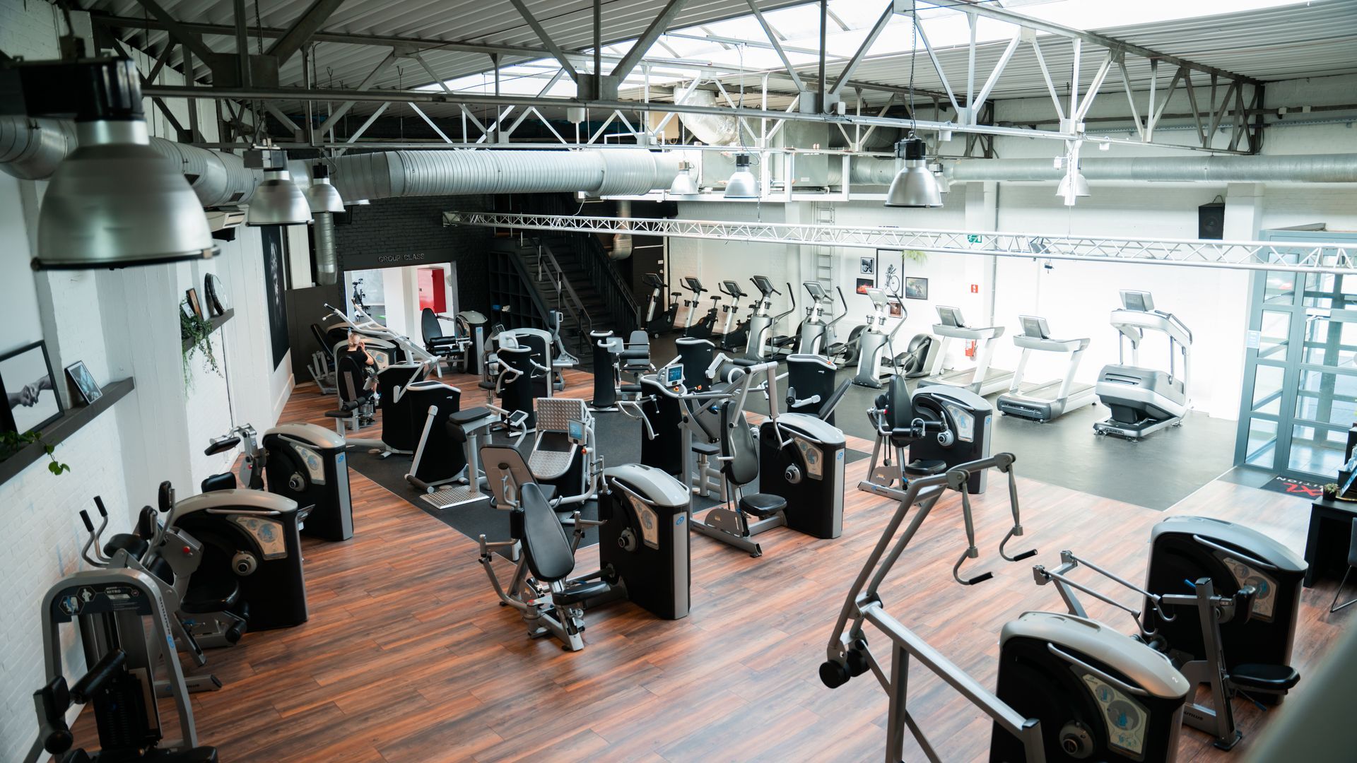 Een luchtfoto van een sportschool vol met fitnessapparatuur.