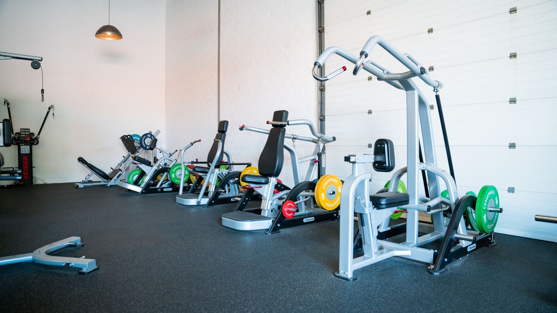 Er zijn veel verschillende soorten fitnessapparatuur in deze sportschool.
