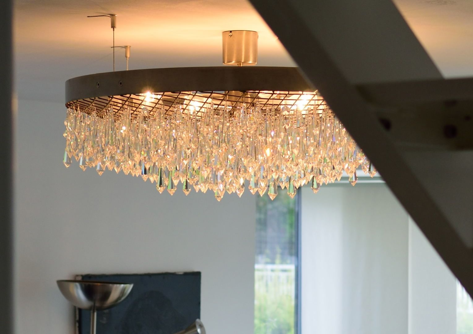 ein Kronleuchter mit vielen Kristallen hängt an der Decke