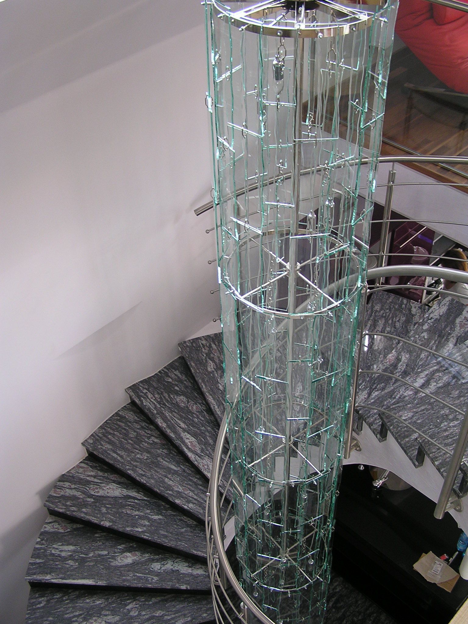 eine Spiraltreppe mit einem silbernen Geländer und einer Glaskuppel