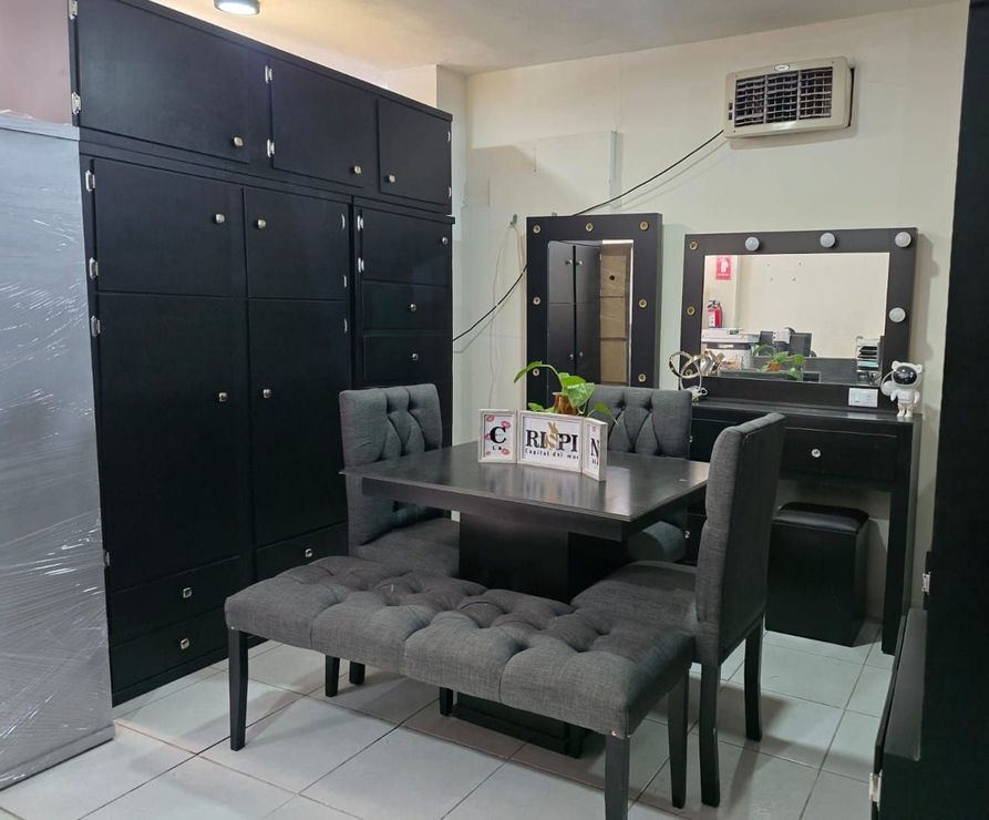 Asesor de Crispin Muebles mostrando opciones de muebles