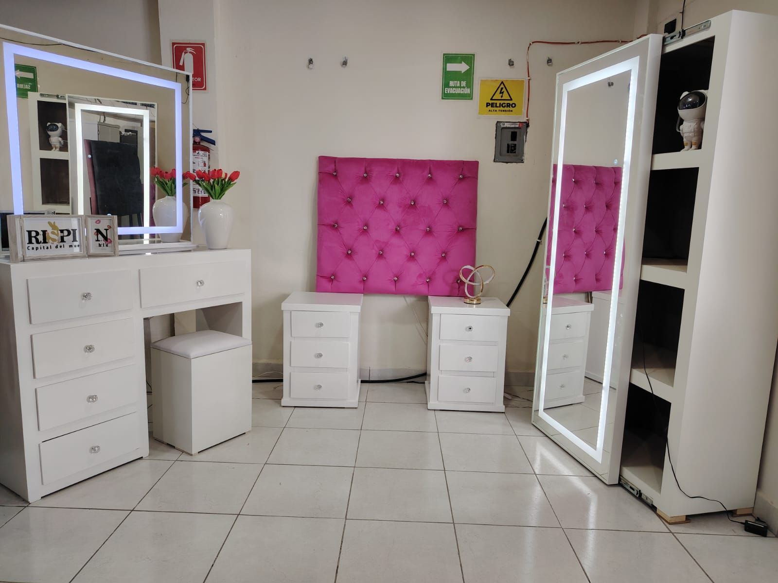 Vanity elegante con espejo y cajones