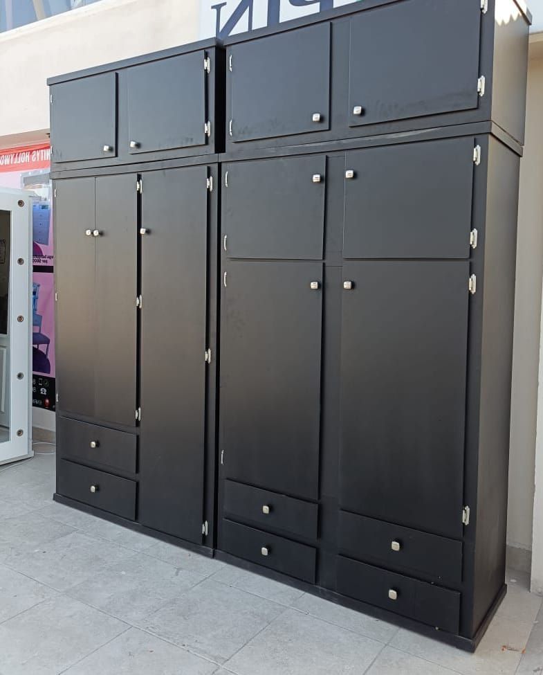 Clóset moderno organizado en acabado neutro