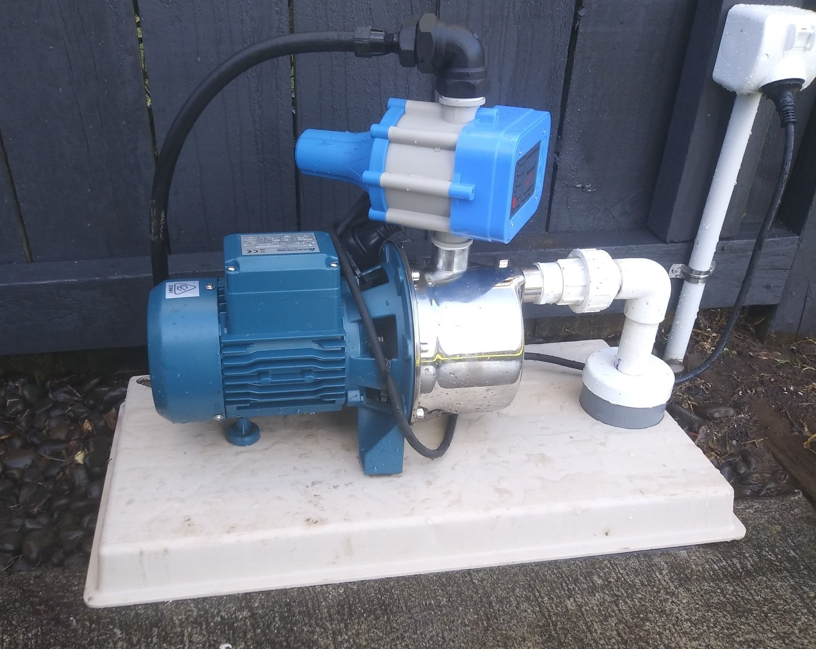 picture of a bore pump with pressure controller and plumbing in Mount Maunganui