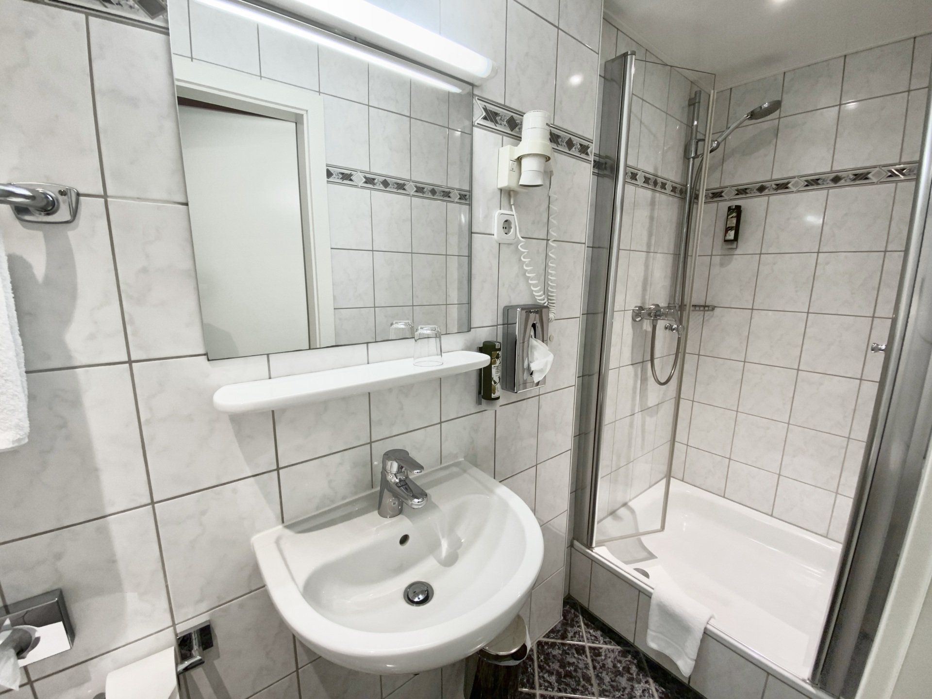Einzelzimmer Economy 103 Bad Hotel West FFM