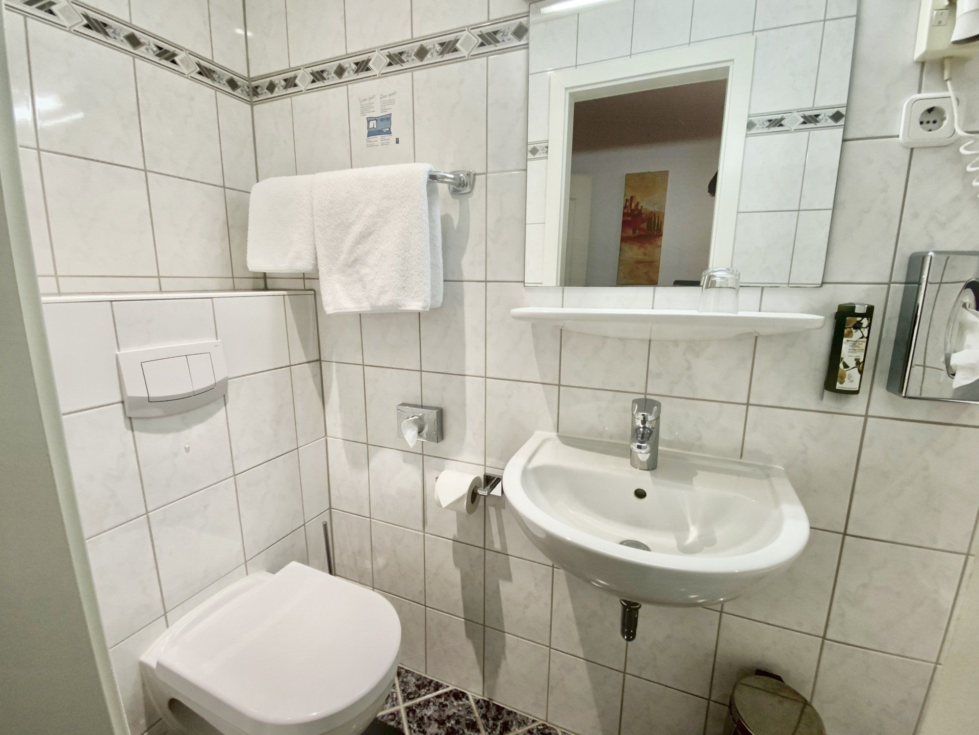 Einzelzimmer Economy 103 Bad Hotel West FFM
