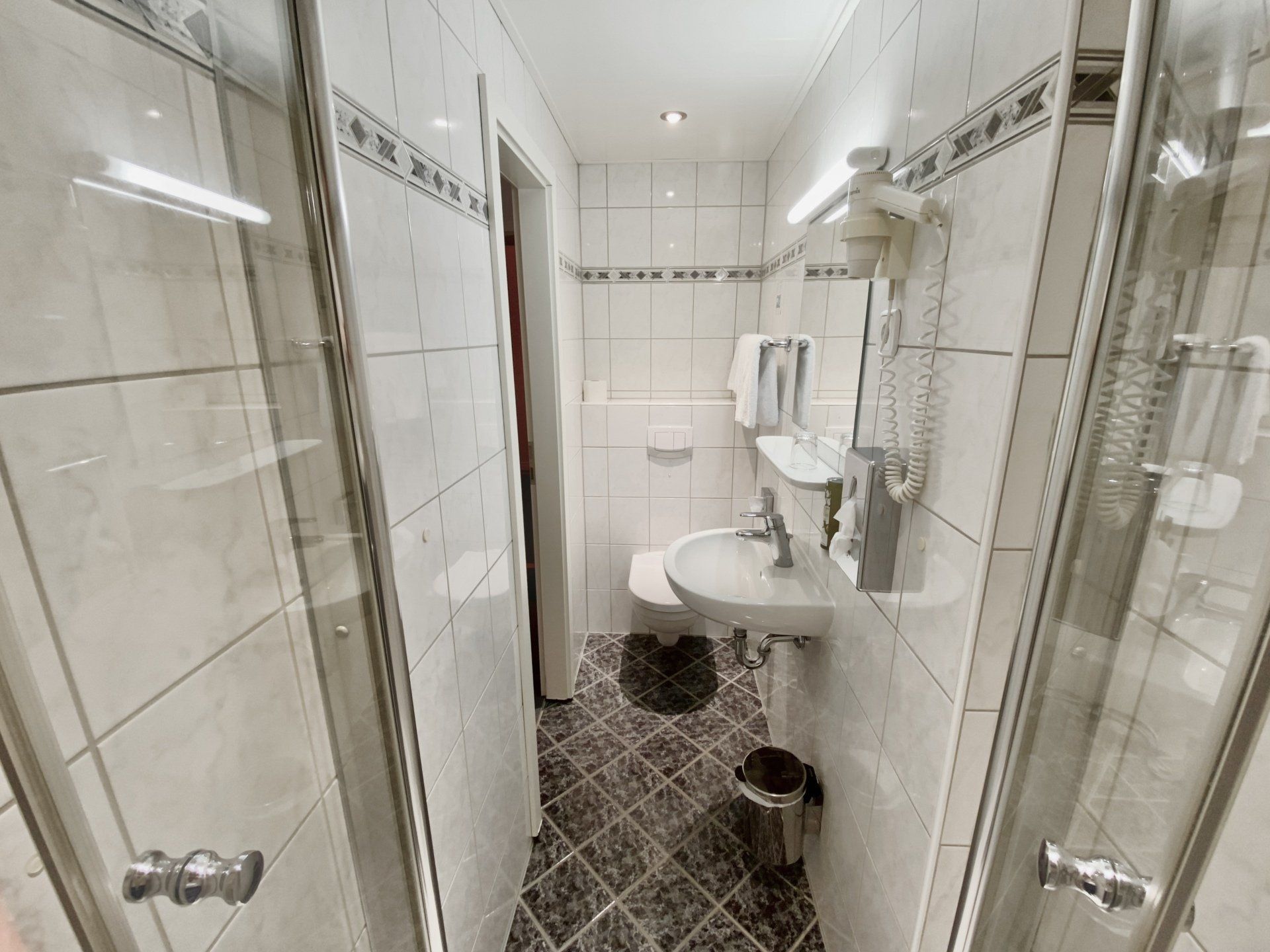 Einzelzimmer Economy 103 Bad Hotel West FFM