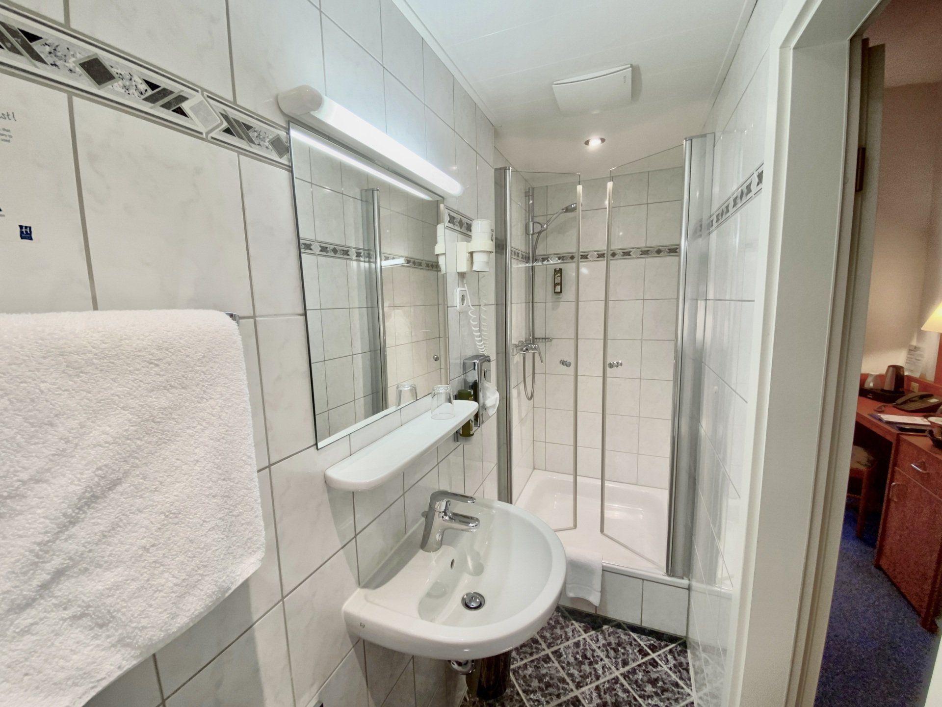 Einzelzimmer Economy 103 Bad Hotel West FFM