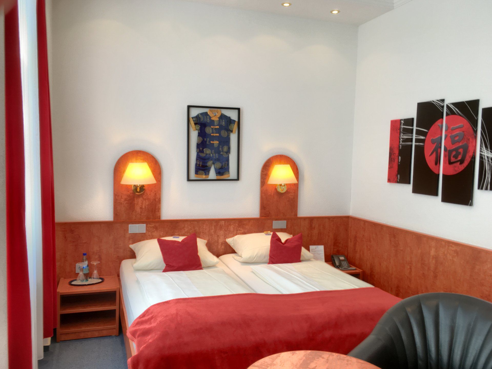 Ein Hotelzimmer mit zwei Betten und einem Stuhl