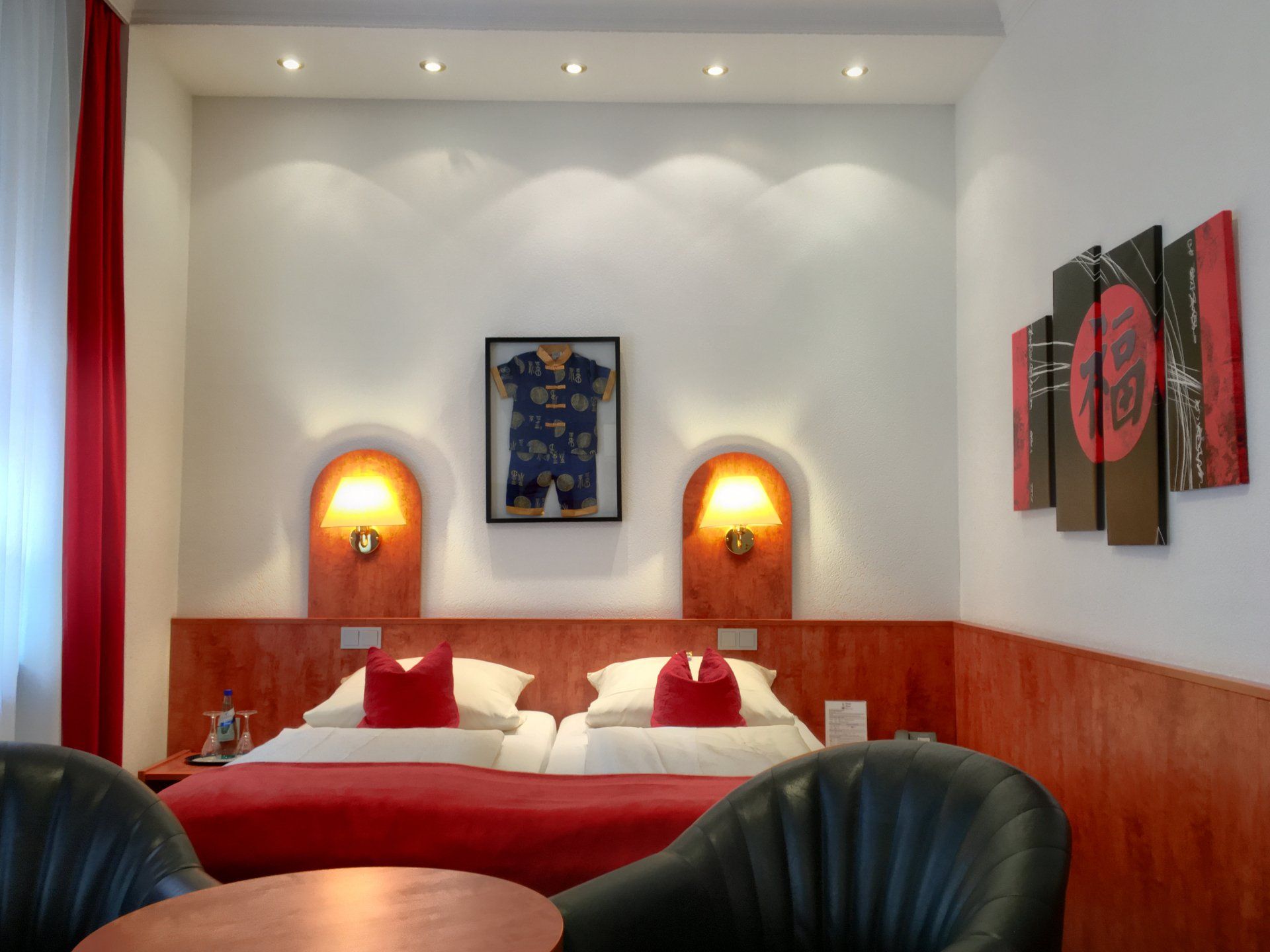 Ein Hotelzimmer mit zwei Betten und einem Tisch