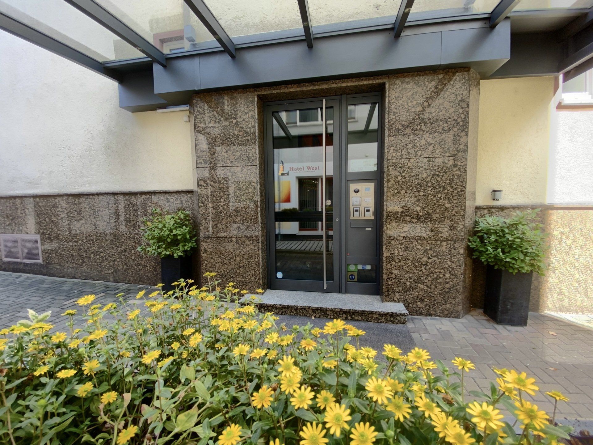 Ein Gebäude mit gelben Blumen davor