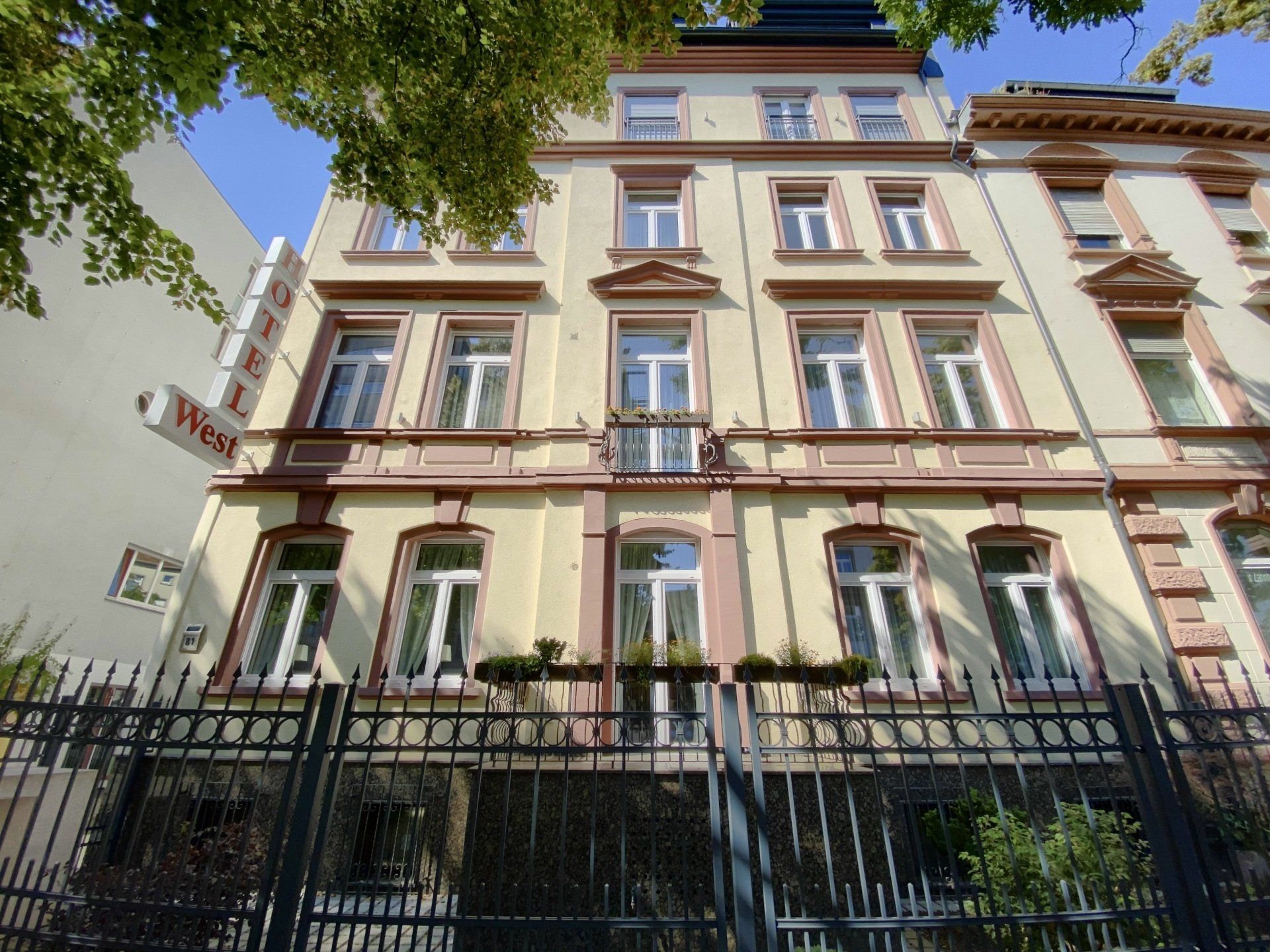 Ein Gebäude mit einem Schild mit der Aufschrift „Westen“