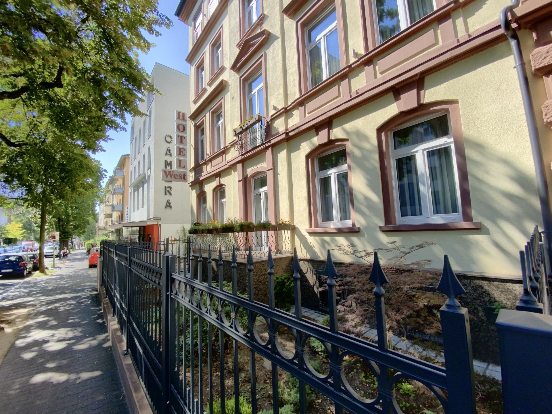 Ein Gebäude mit einem schmiedeeisernen Zaun davor
