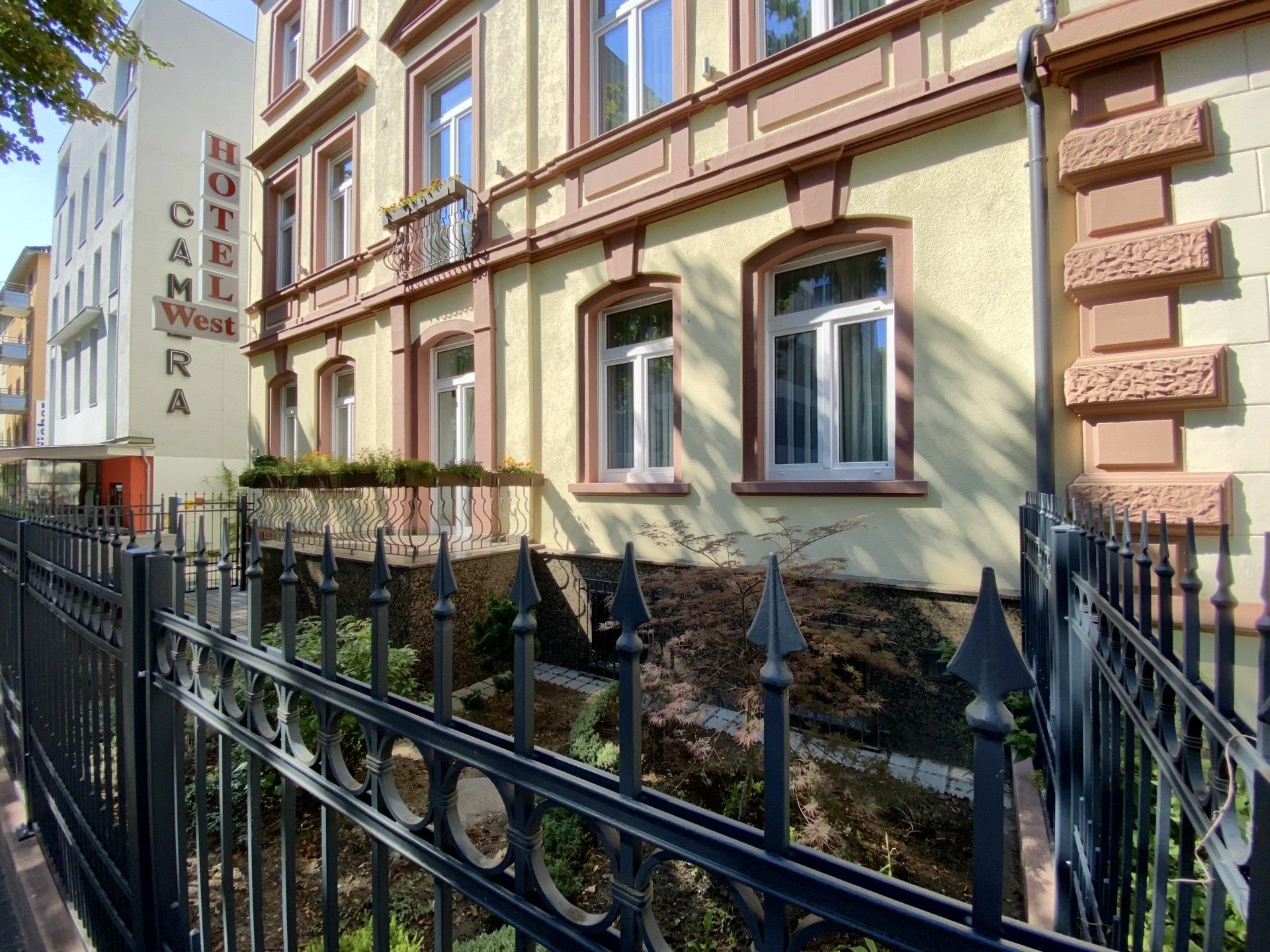 Ein Gebäude mit dem Wort Hotel darauf
