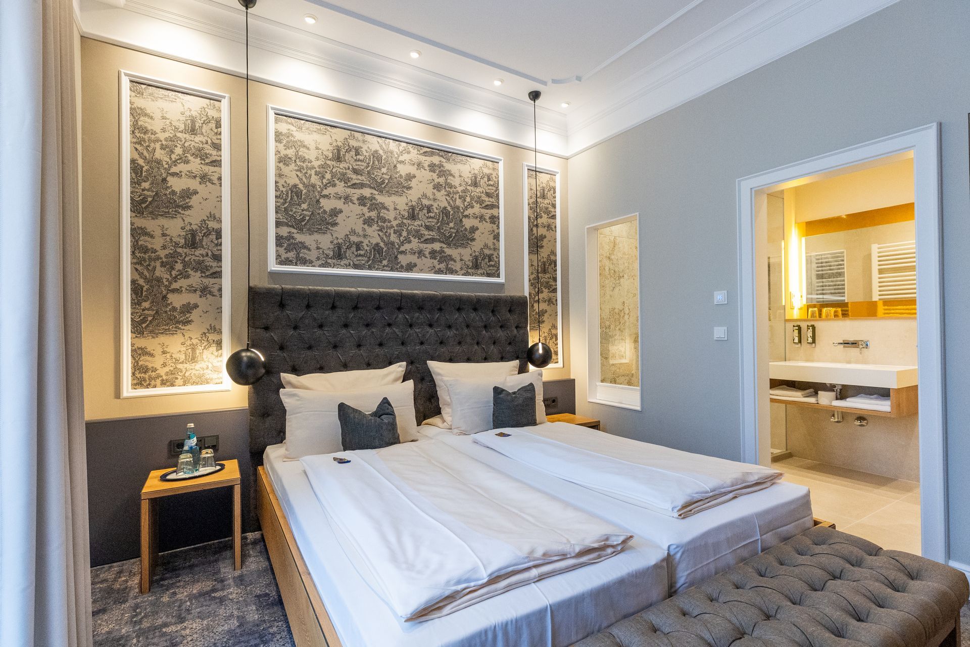 Ein Hotelzimmer mit einem großen Bett und einem Badezimmer.