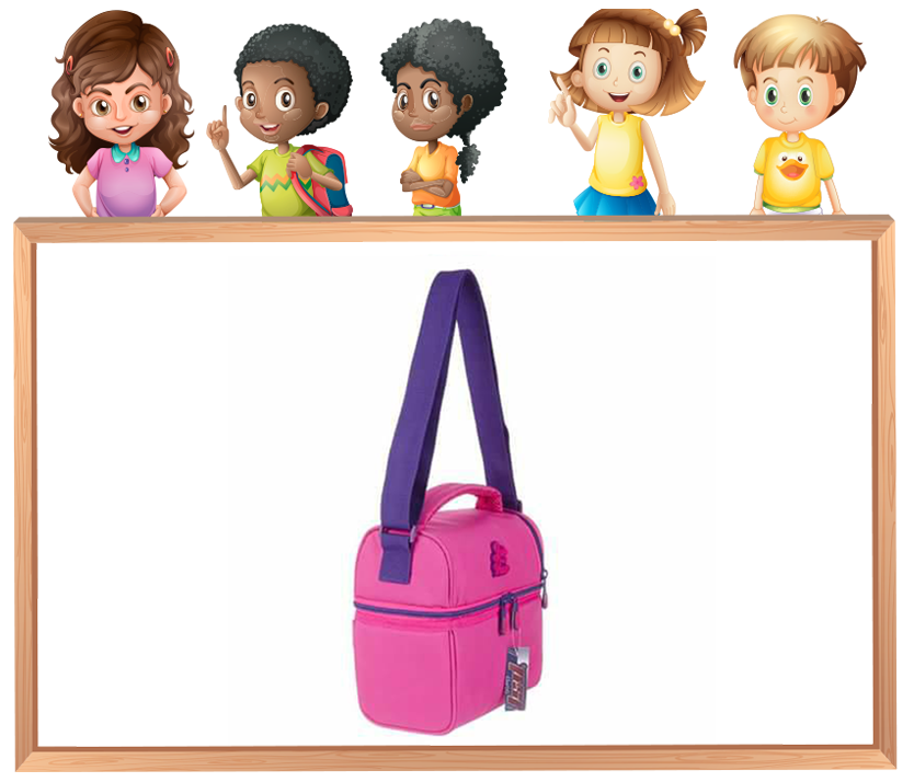 Bolsa de almuerzo rosa con correa morada exhibida en una pizarra blanca con dibujos de niños encima.