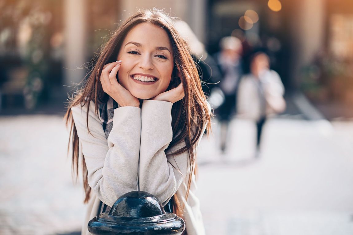 ragazza con sorriso splendente
