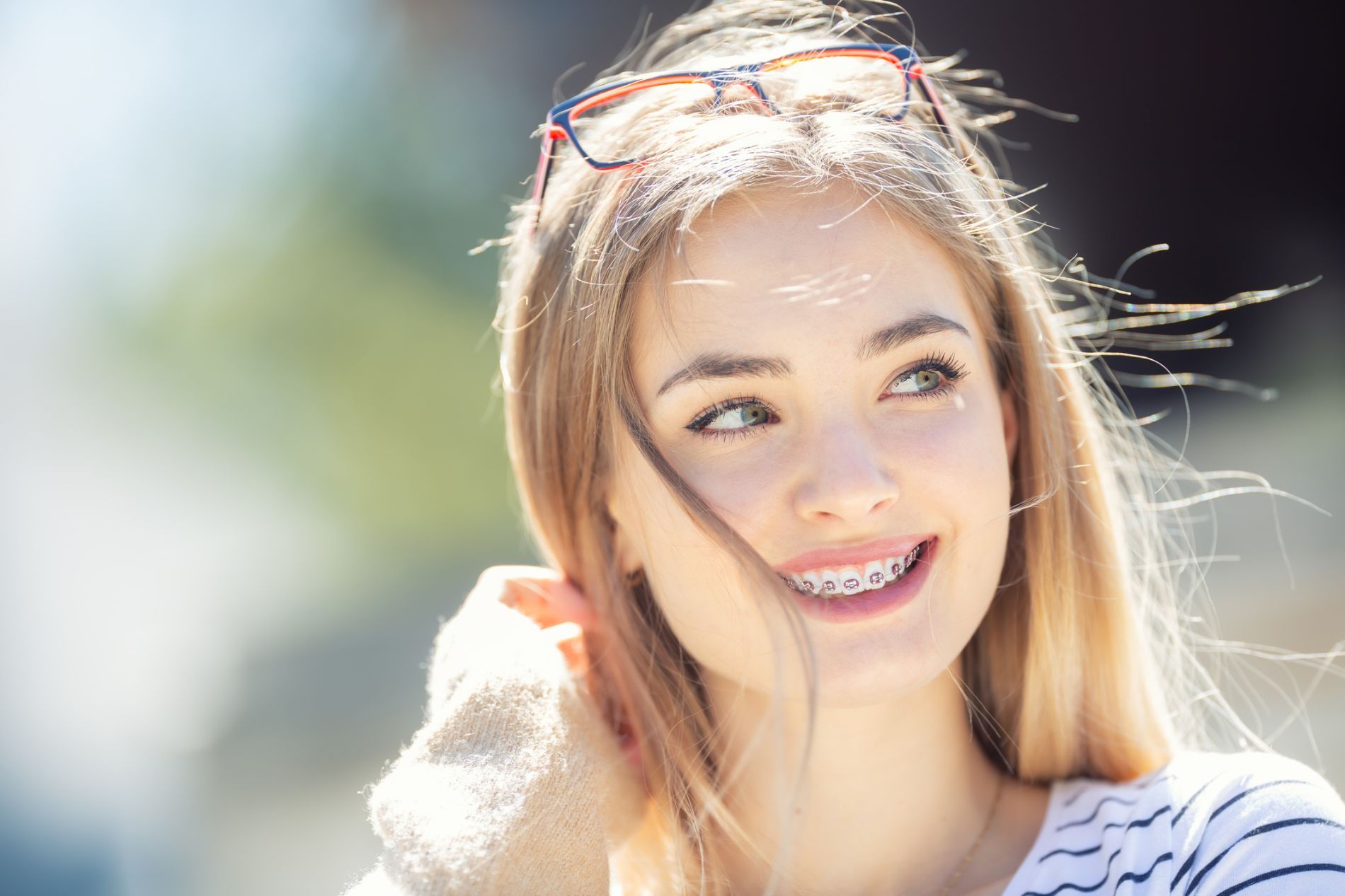 ragazza con apparecchio invisibile