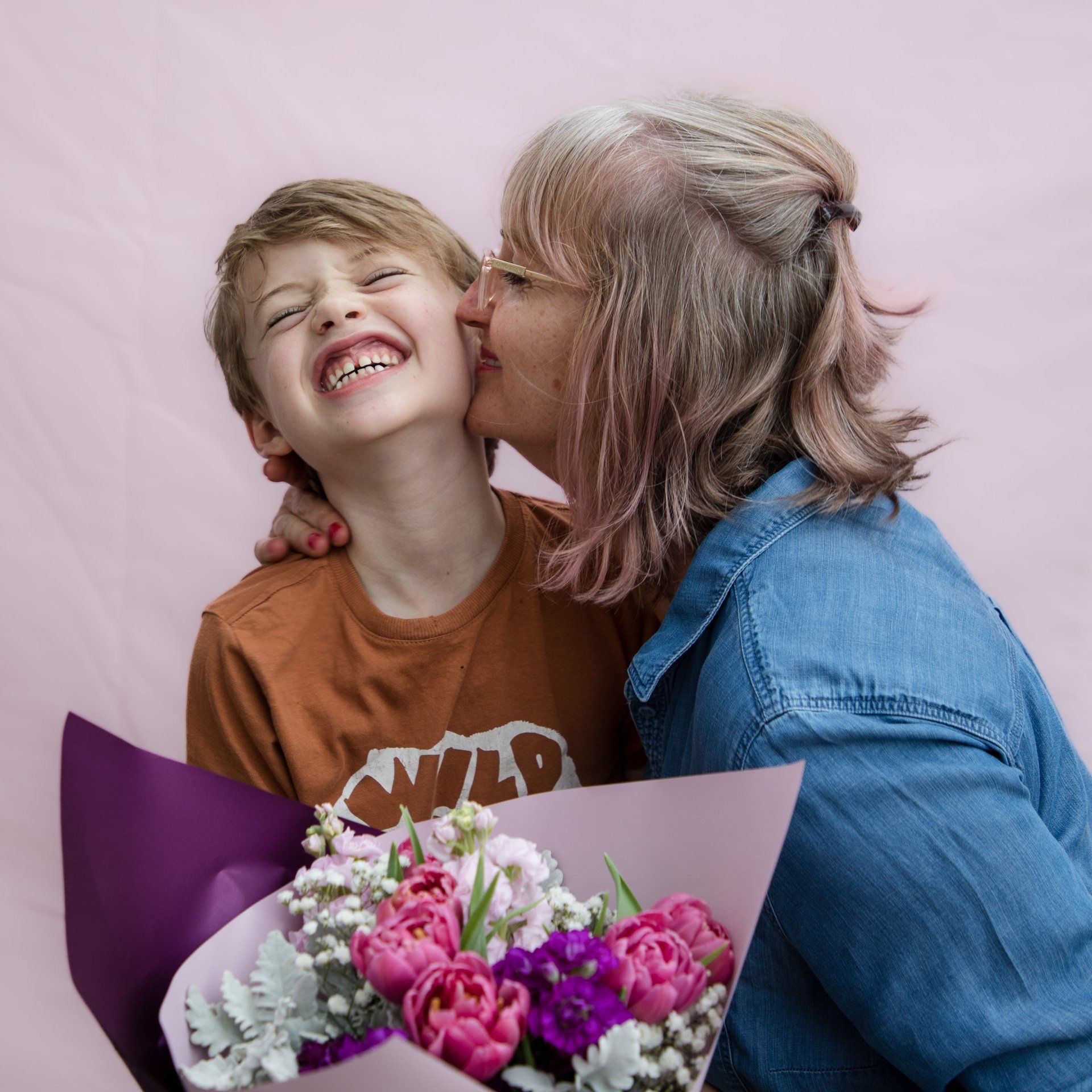 Third family image, highlighting tender moments and the warmth of family bonds.