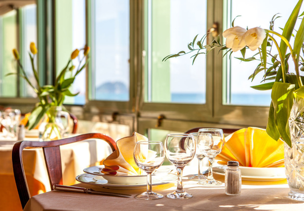 Sala ristorante sul mare con vista sull'isola della Gallinara