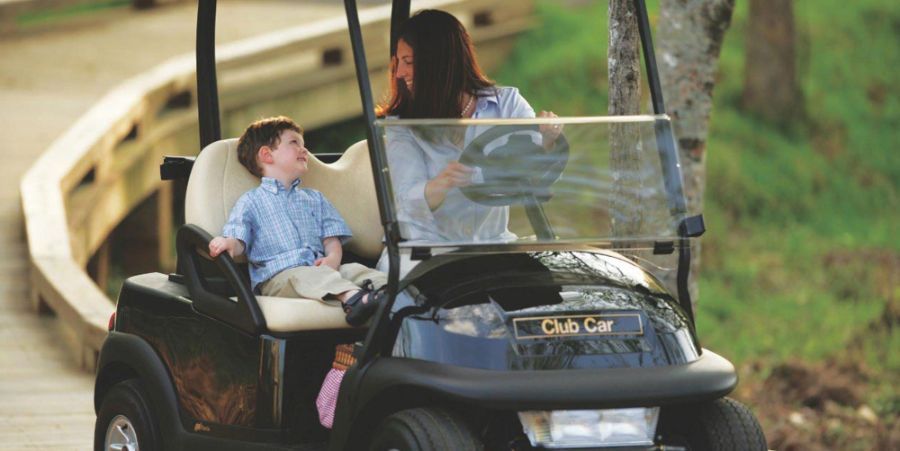 Madre e figlio su golf car