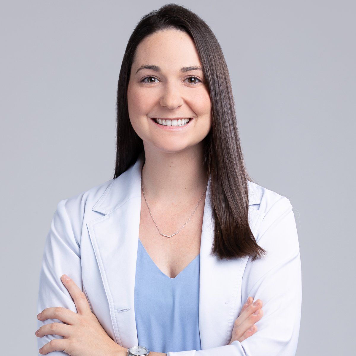 Femme dentiste avec blouse blanche