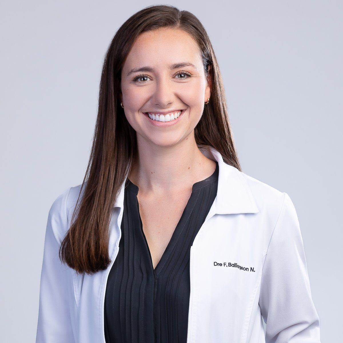 Femme dentiste avec blouse blanche