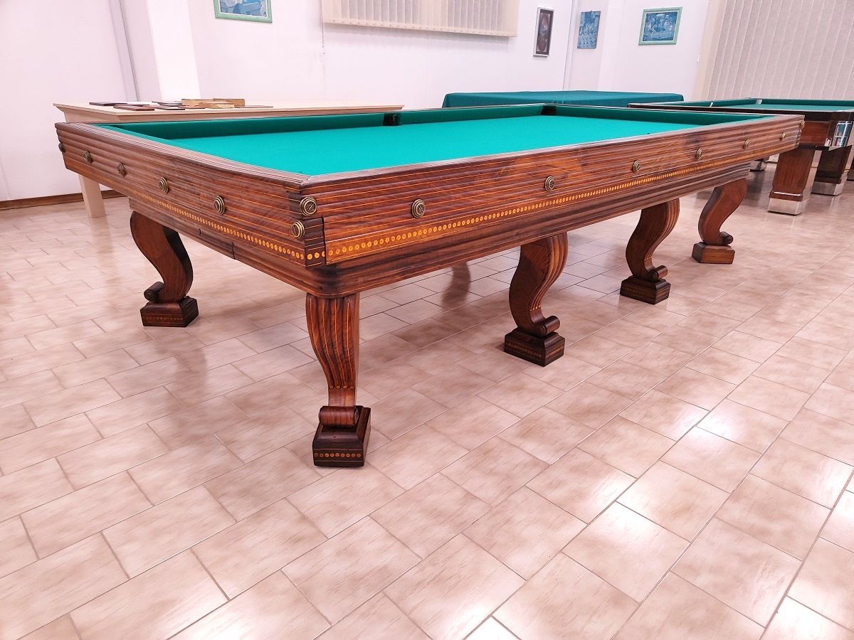 Biliardo del ‘700 autentico ed integro
in ogni sua parte, finemente restaurato secondo i dettami dell’epoca, lucidato a spirito e finitura a cera.
Il piano di gioco è in legno, anch’esso spianato con pialle manuali e restaurato.
Il biliardo è completamente realizzato in massello di noce e le parti esterne sono arricchite da numerosi intarsi e sottili filetti di acero.
Campo gioco 2,90x1,45 – pezzo unico