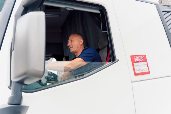 autocarro per trasporto merci