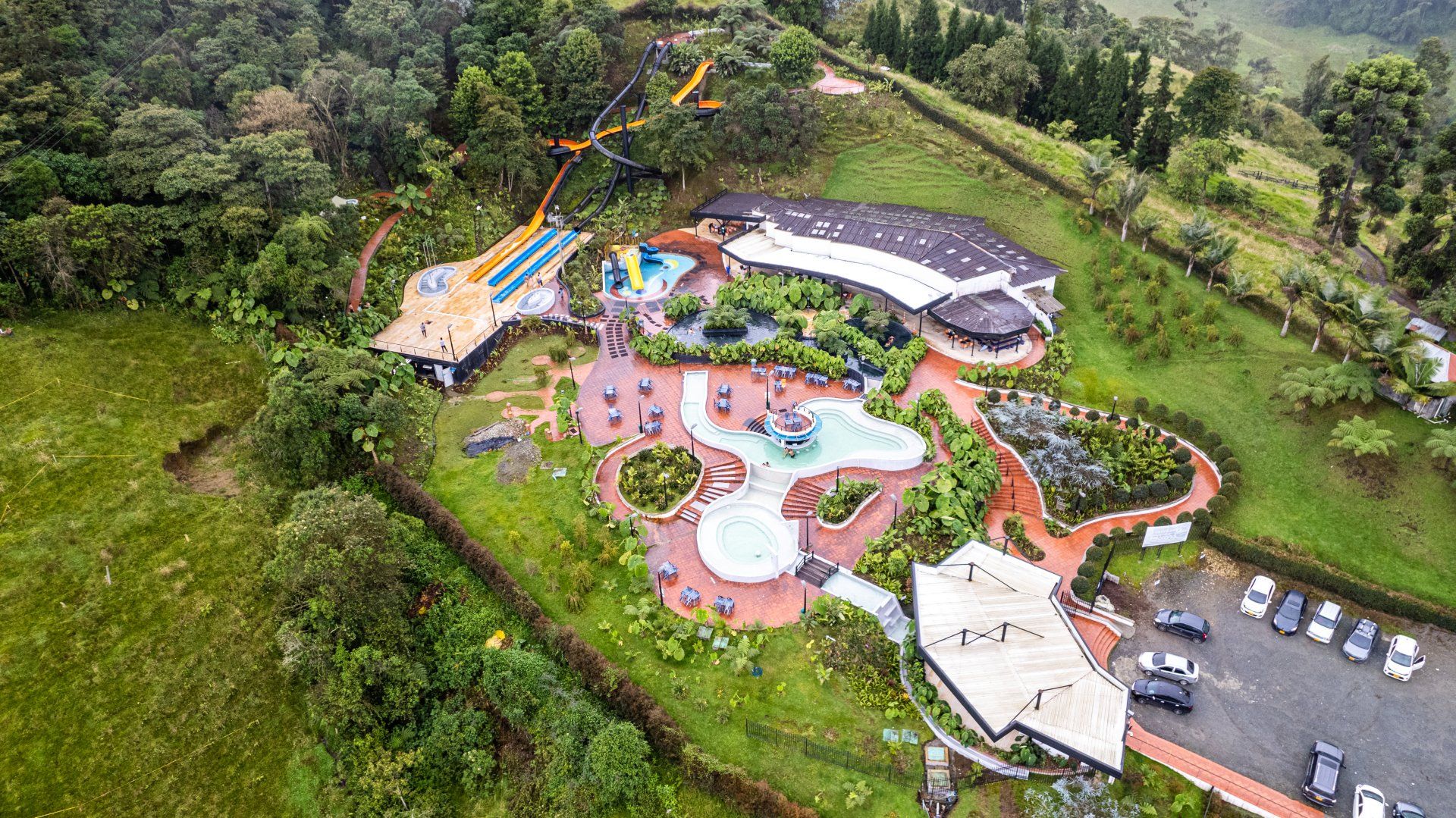 Vista aérea del Acquaparque de Termales El Otoño en Manizales, con piscinas, toboganes y zonas recreativas.