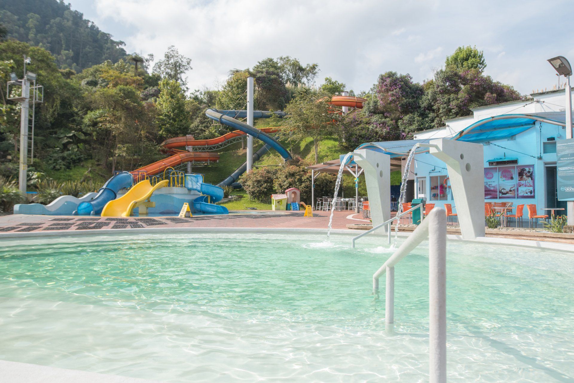 Children’s pool with water games and slides at the Acquaparque of Termales El Otoño, a family-friendly hotel in Manizales.
