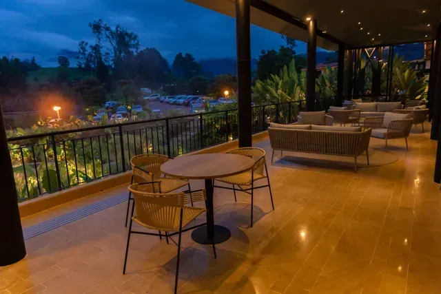 Terraza de espacio gastronómico en Termales El Otoño, restaurante en Manizales con vista natural y ambiente cálido