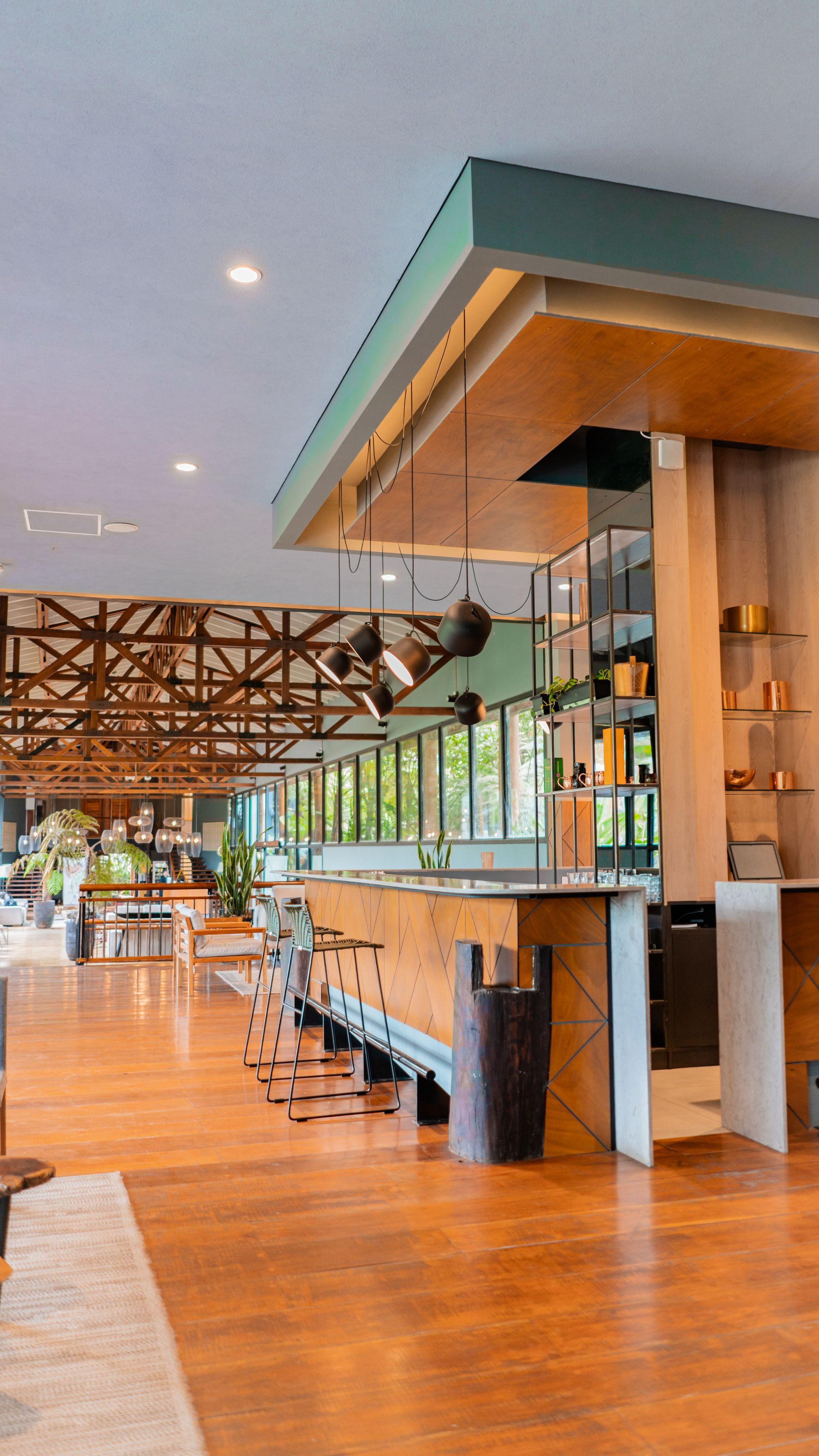 Bar sublime del hotel Termales El Otoño, espacio gastronómico rodeado de naturaleza.