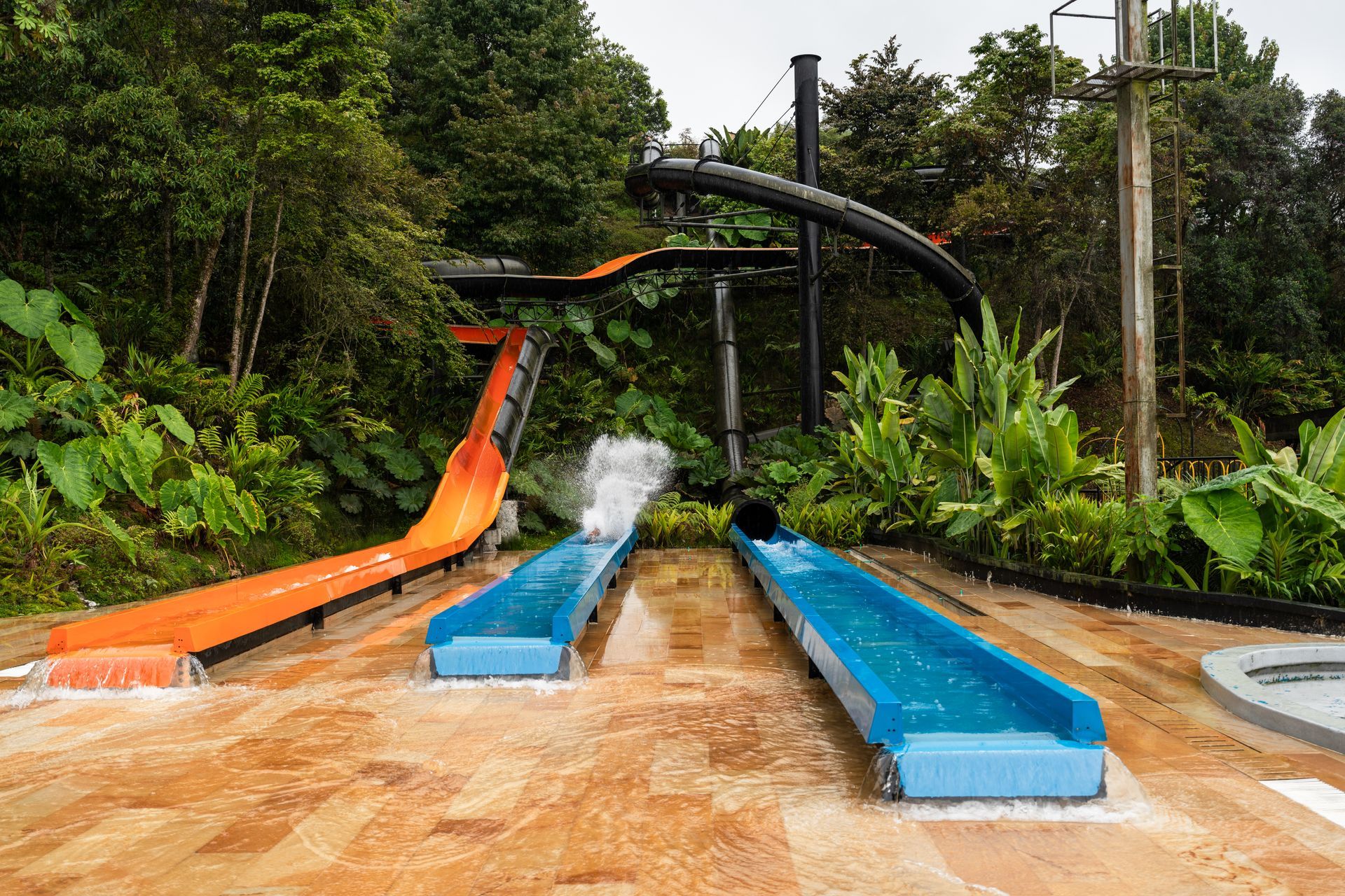 Tobogán azul al aire libre en Termales El Otoño, hotel familiar cerca de Manizales