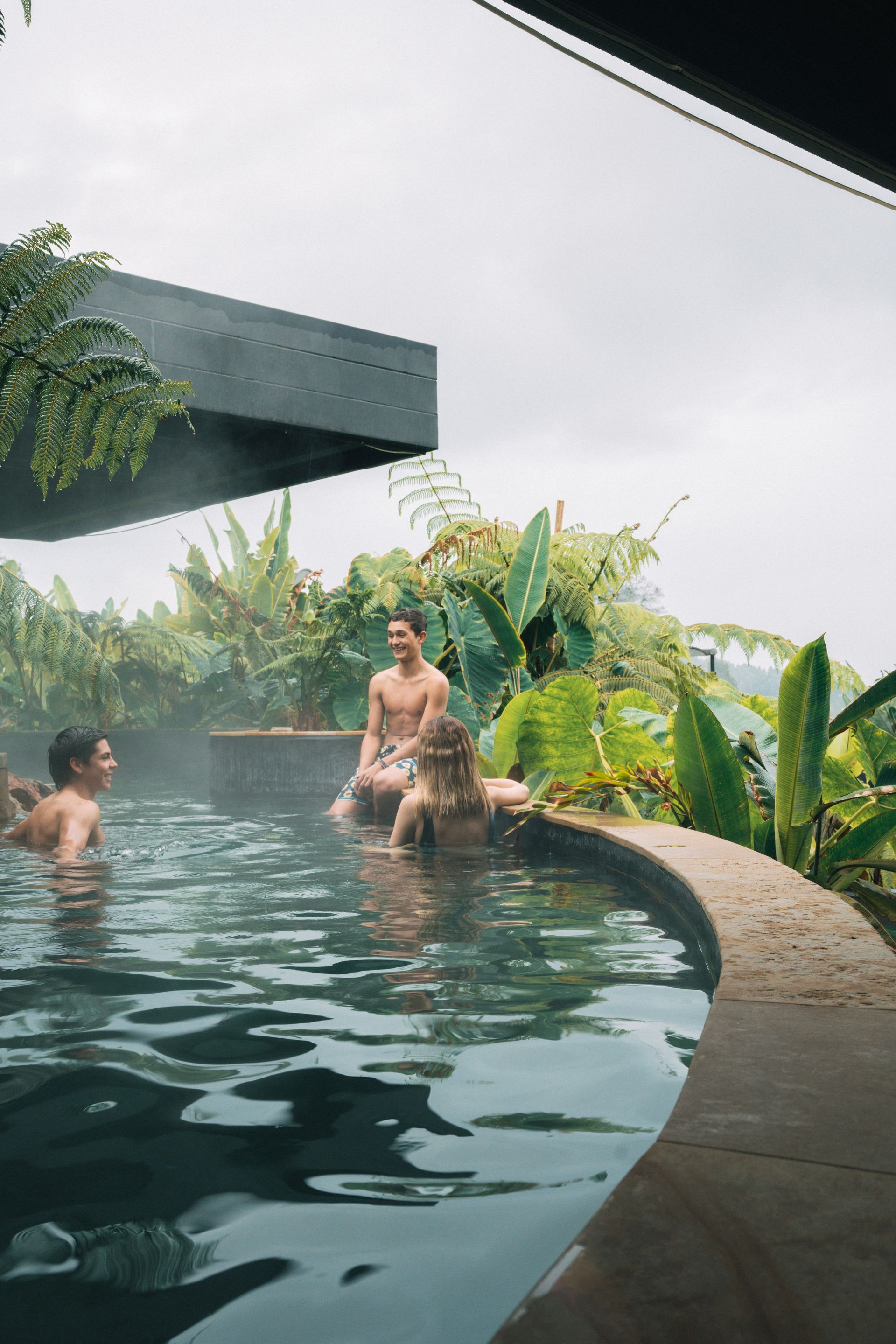 Thermal pool with a natural mountain view at Termales El Otoño, a hotel with thermal pools in Manizales.