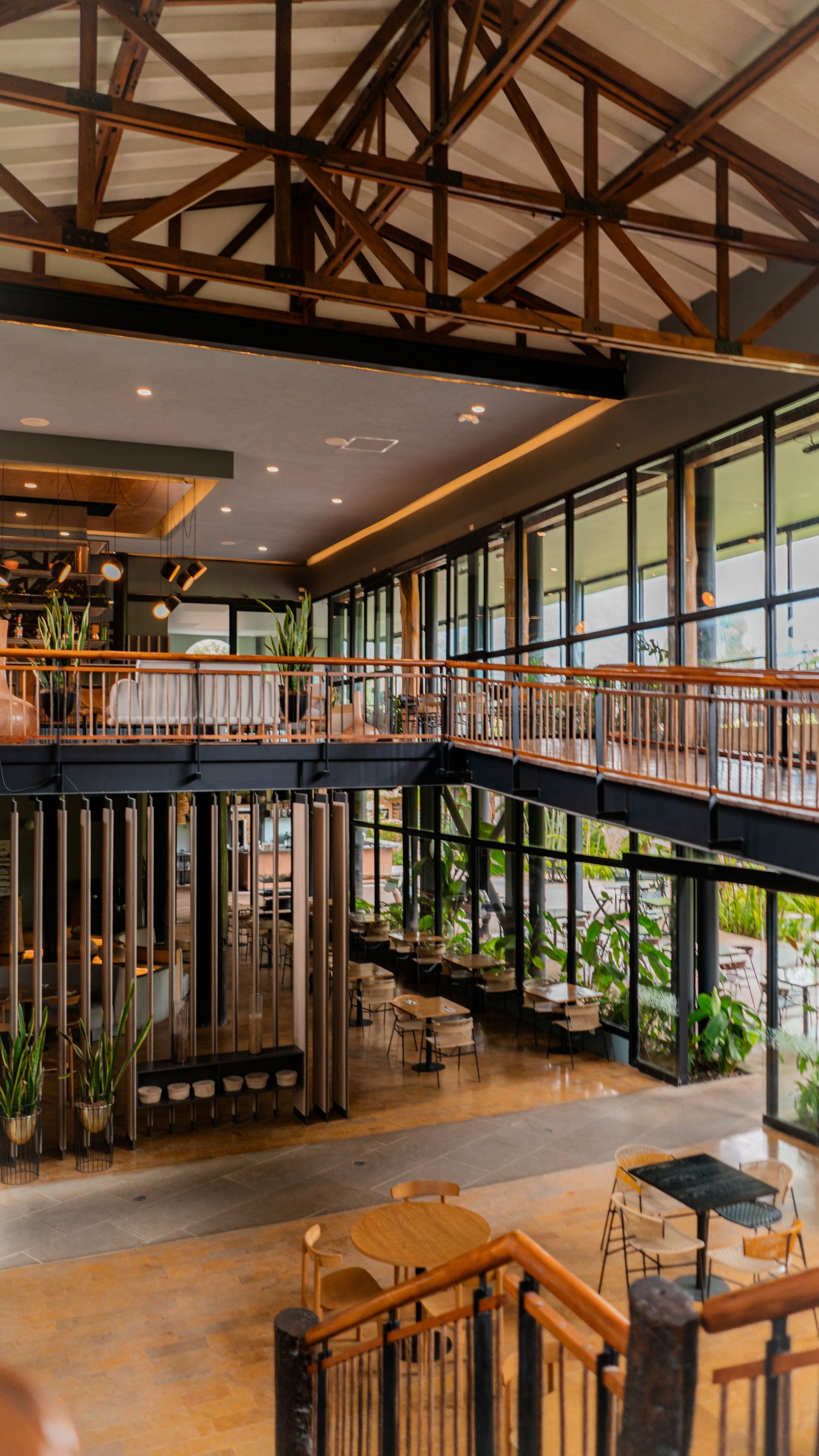 Diseño interior y restaurante con vista a los jardines en el Hotel Termales El Otoño, hotel cerca a manizales