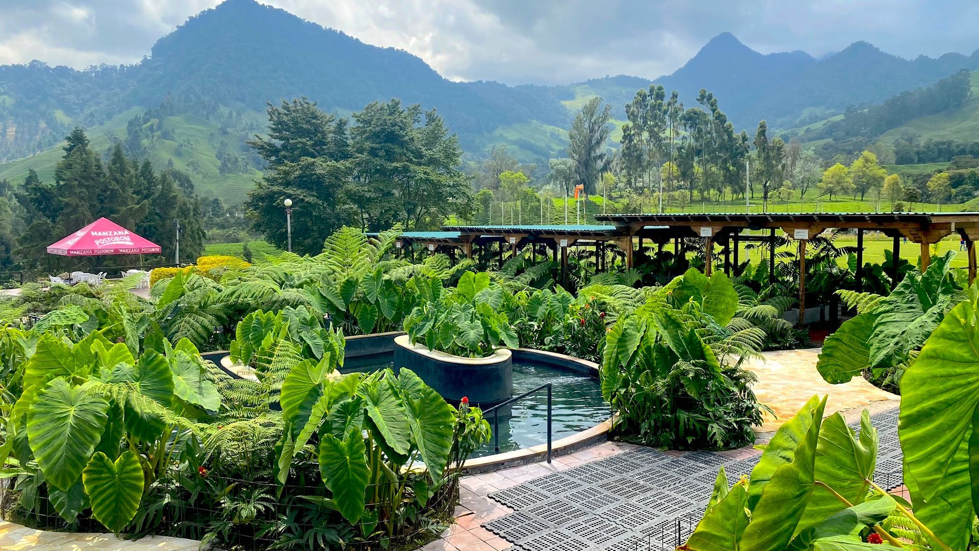 Ecotermales en Manizales de Termales El Otoño, con piscinas rodeadas de vegetación exuberante y vista al paisaje de montaña.