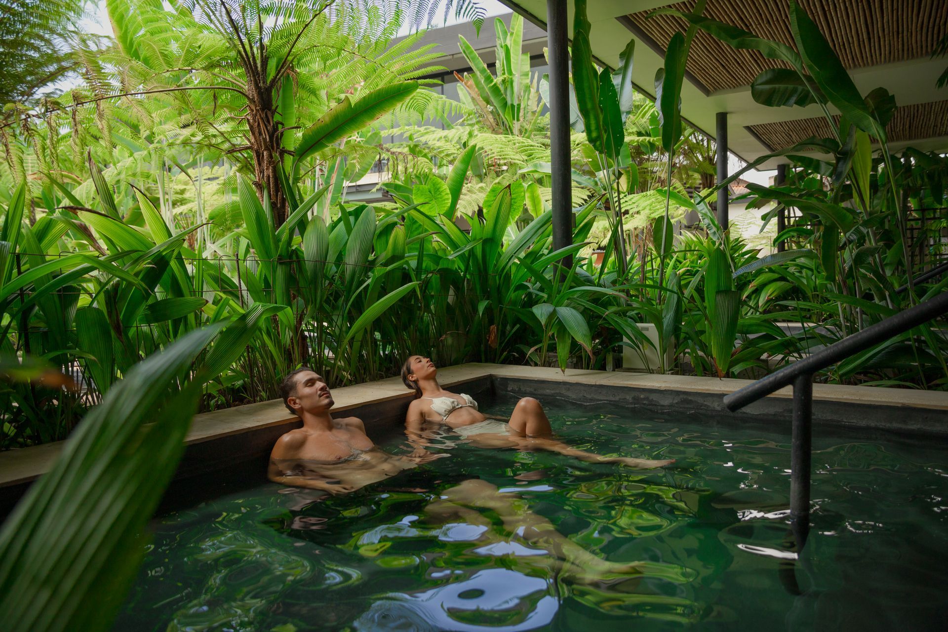 Canales de agua rodeados de helechos y vegetación exuberante en Hotel Termales El Otoño, hotel con termales en Manizales.