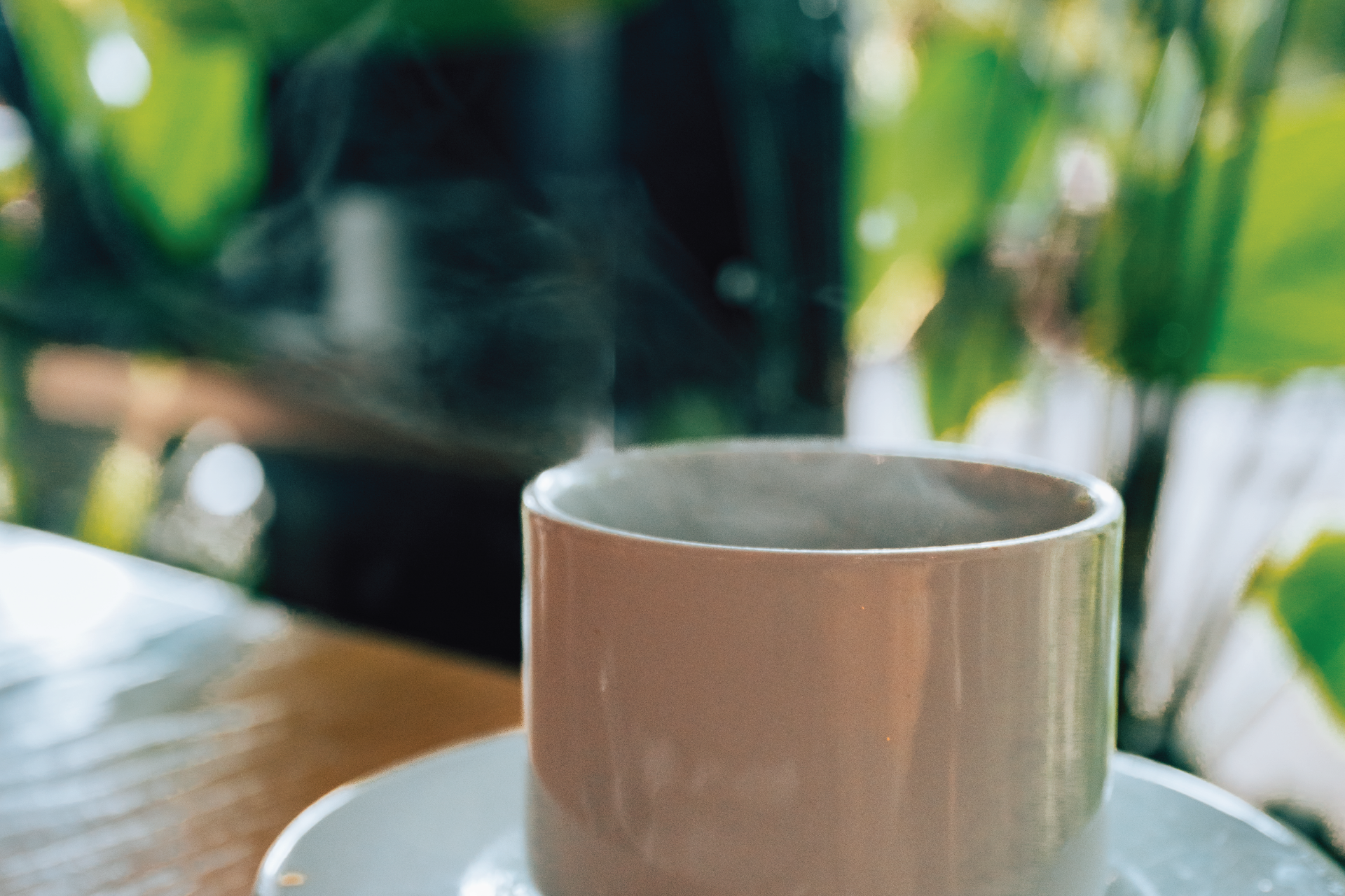 Taza de café caliente sobre una mesa en Termales El Otoño, hotel con restaurante cerca a Manizales.