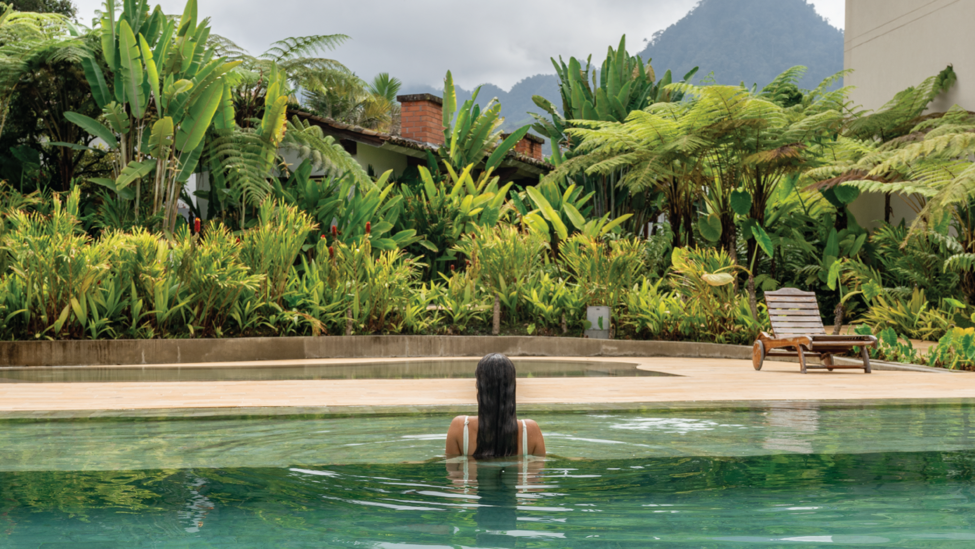 Guest enjoying an thermal pool at Termales El Otoño, a hot springs resort in Colombia offering a peaceful nature retreat.
