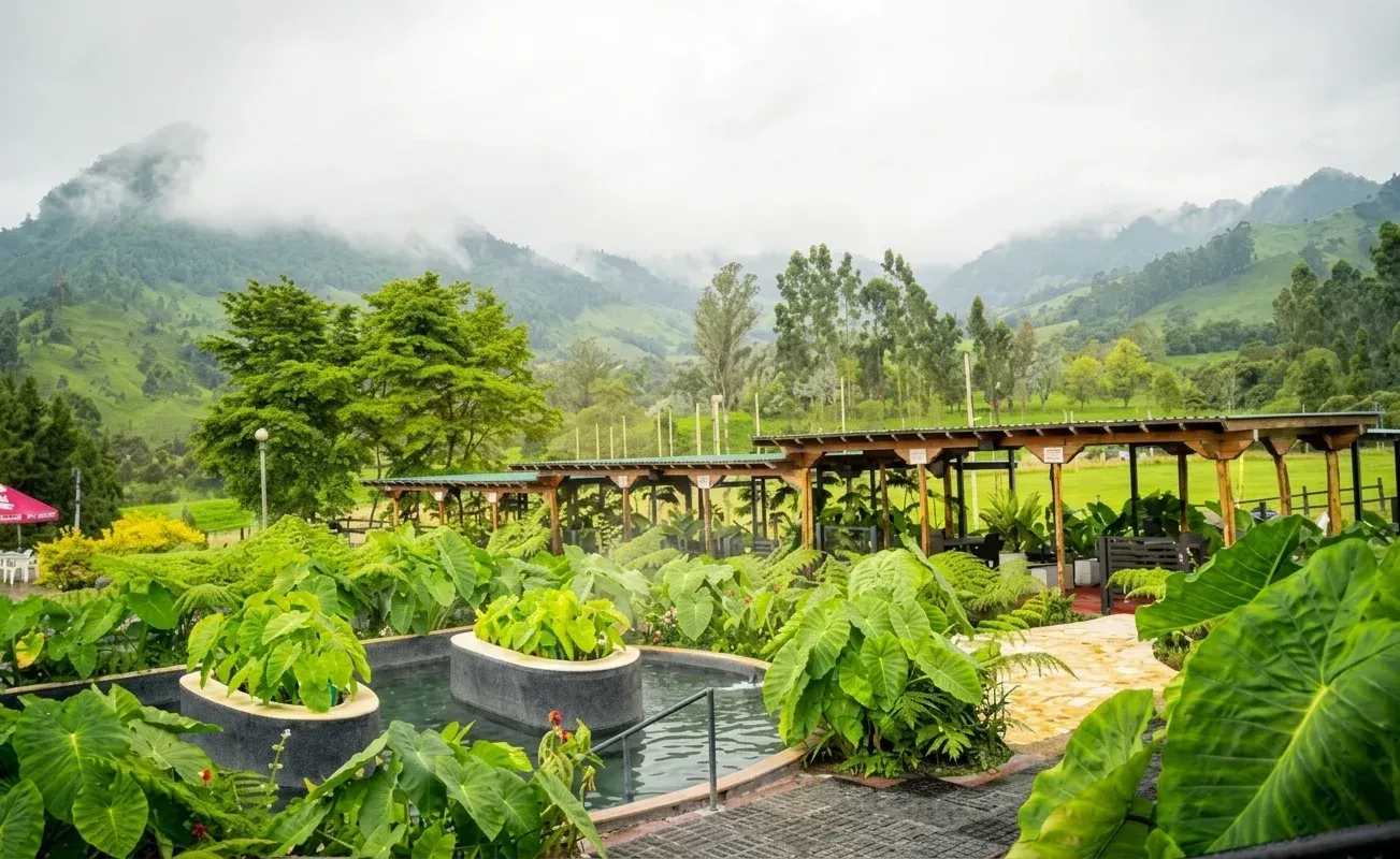 Vista panorámica de jardines y zonas de aguas termales en Termales El Otoño, Manizales.