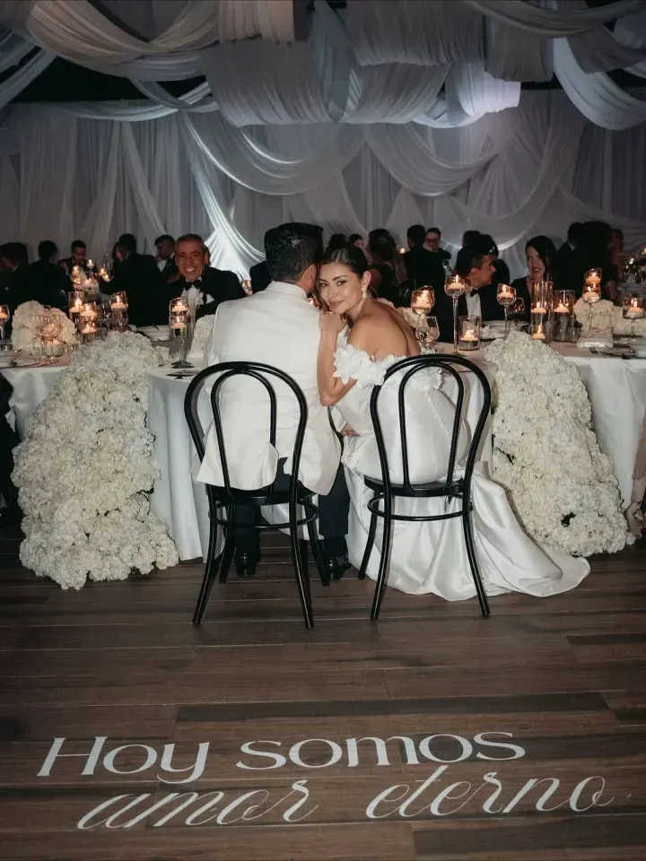 Wedding reception with a couple and guests at Hotel Termales El Otoño, an option for weddings near Manizales.