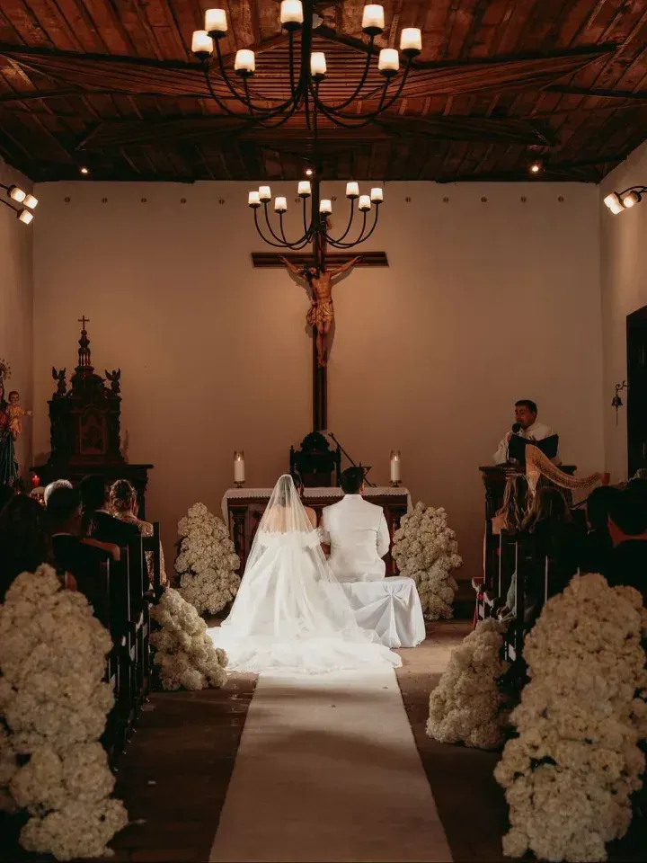 Ceremony in the chapel at Termales El Otoño, a hotel for weddings in Manizales, with a couple, guests, and decoration