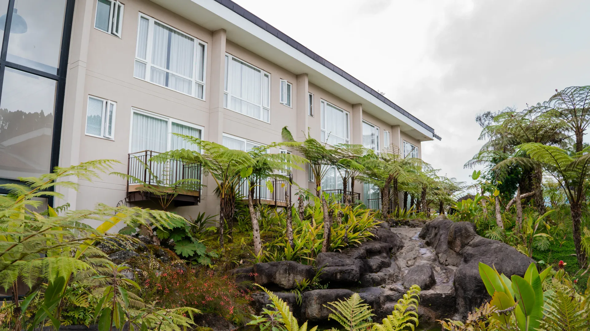 Hotel with a restaurant and bar for events in Manizales, featuring a central bar, tables, chairs, and wooden flooring.