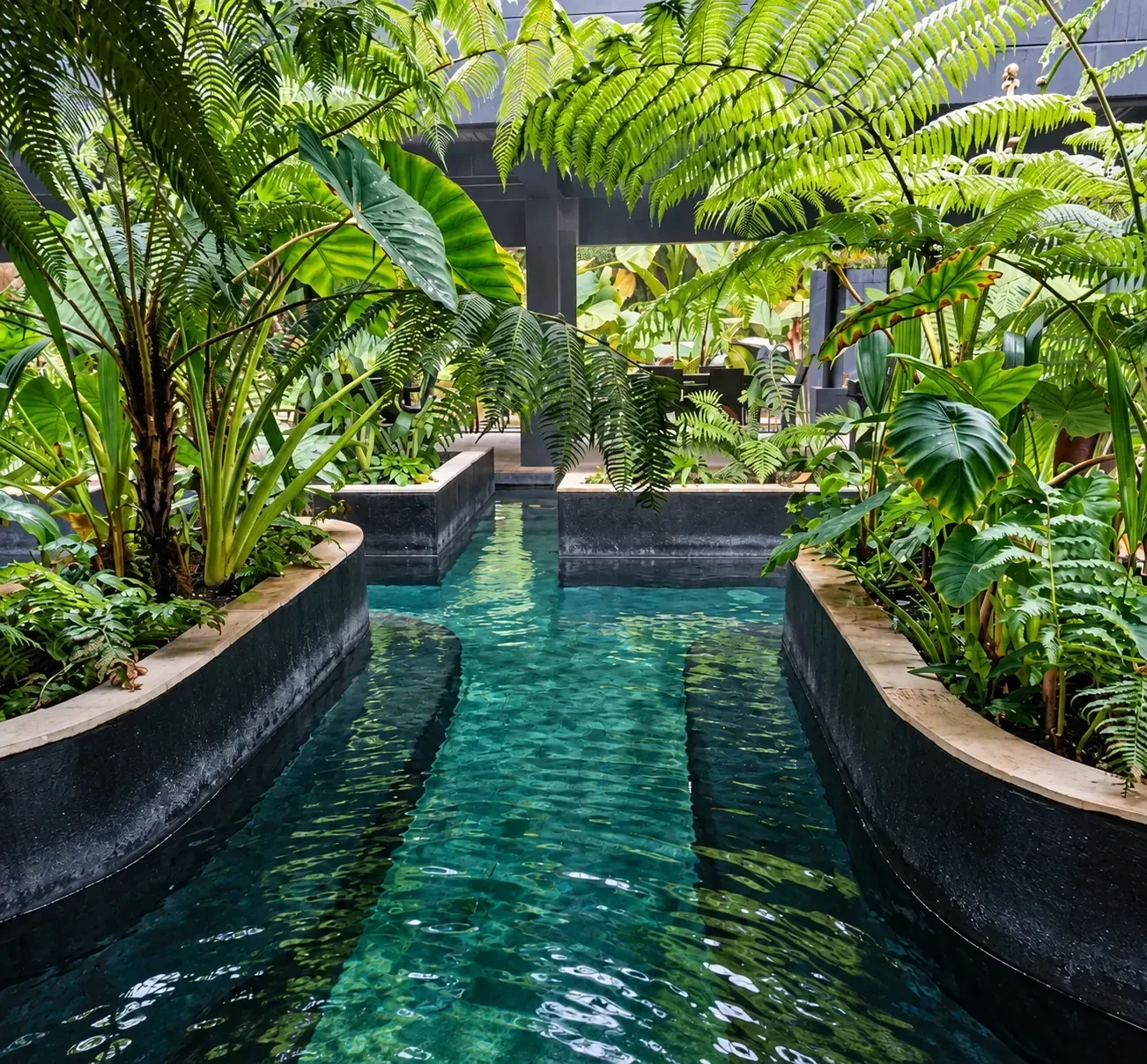 Senderos naturales y piscina en un hotel cerca a Manizales con termales