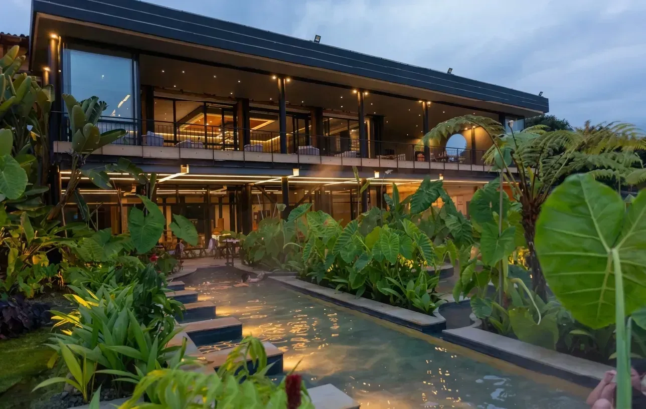 Instalaciones exteriores y restaurante iluminado por la noche en un hotel con termales en Manizales