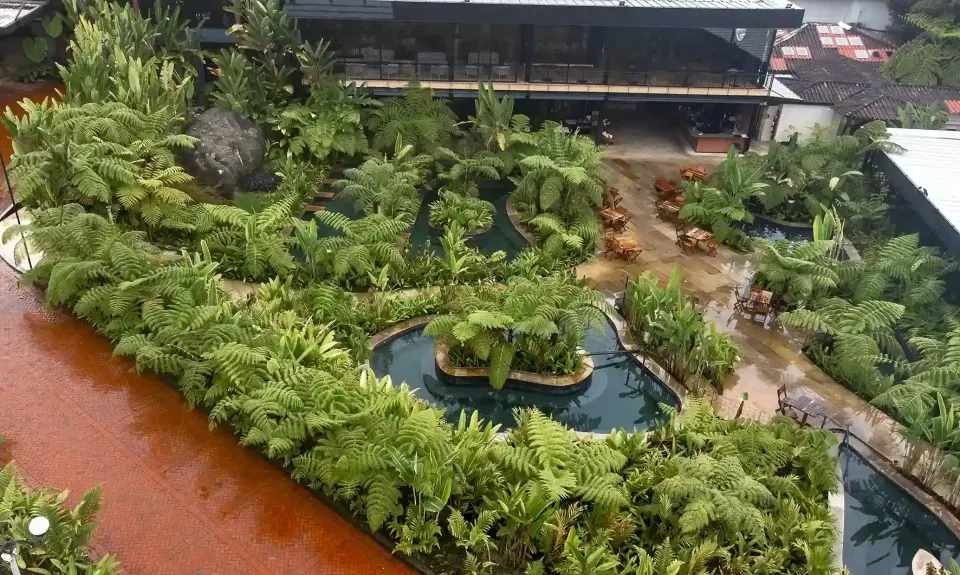 Panorámica elevada de canales termales y jardines en Termales El Otoño, ecotermales en Manizales.
