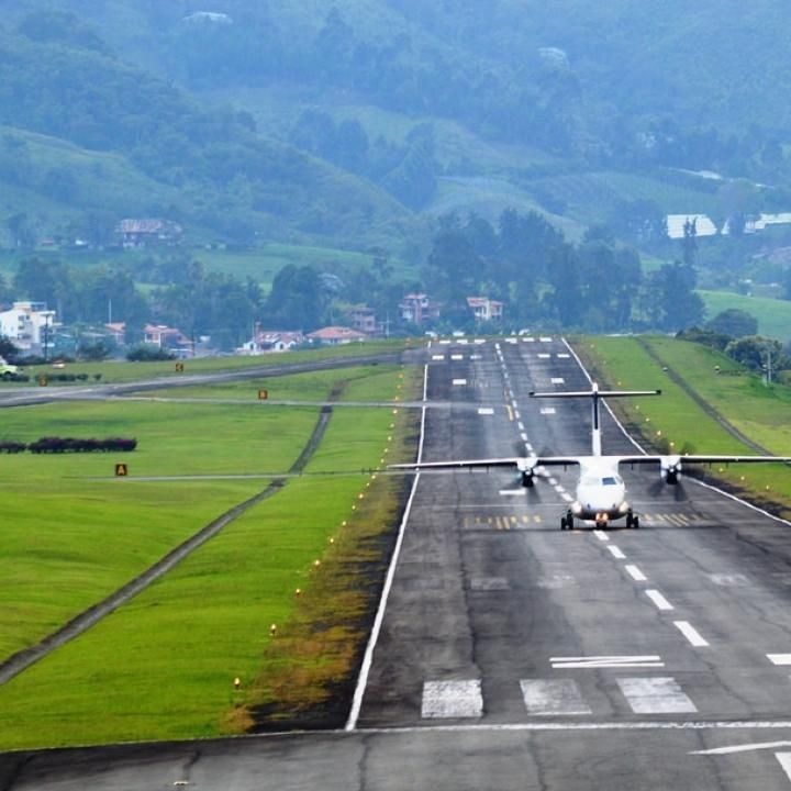 Avión sobre la pista de aterrizaje en Manizales, referencia para quienes buscan cómo llegar a Termales El Otoño.